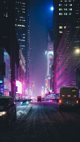 Hình nền thành phố về đêm với ánh đèn tím