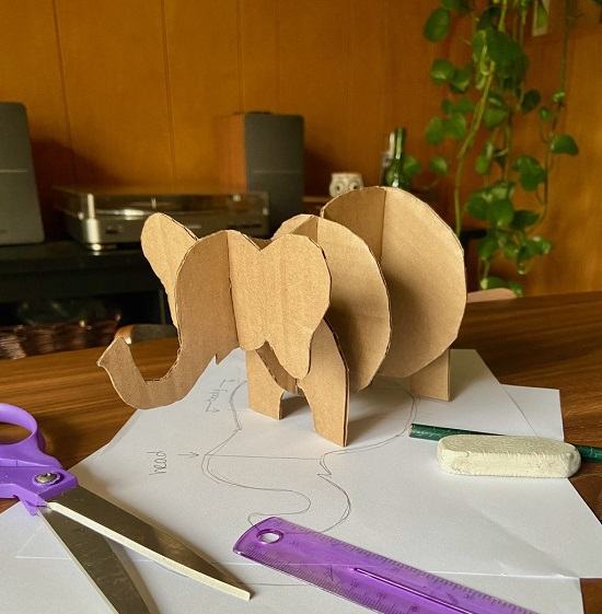 một con voi làm bằng bìa cứng