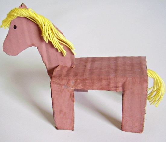một con ngựa làm bằng bìa cứng