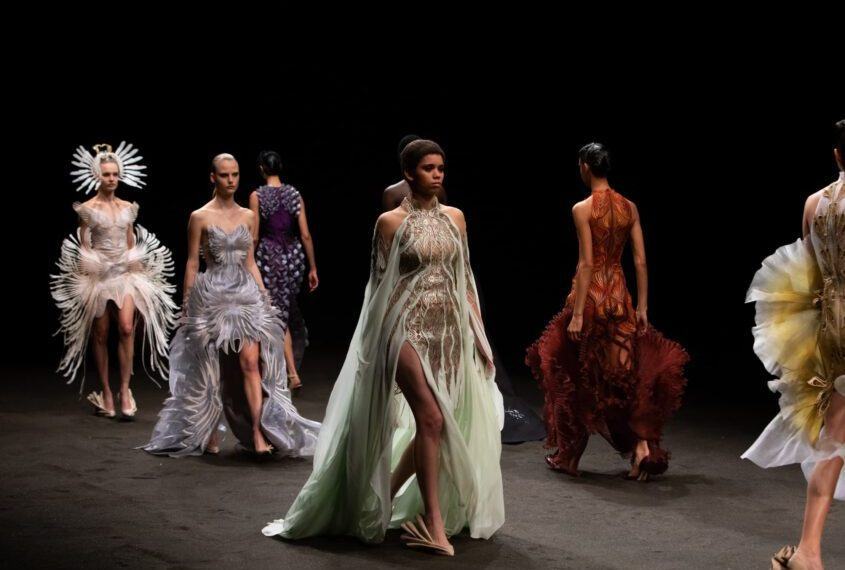 Iris Van Herpen Xuân Hè 2021: Haute Couture “tái sinh” từ chất liệu tái chế