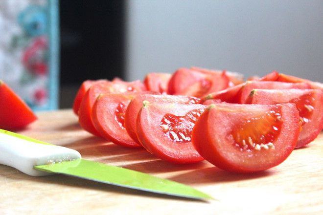 Cắt cà chua thành nêm