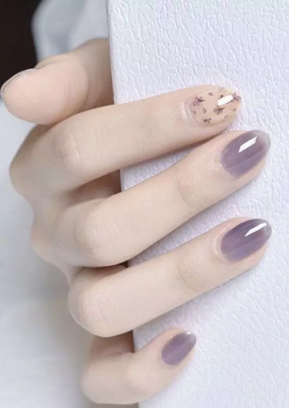 Mẫu nail tím trơn xen họa tiết đơn giản (ảnh: internet)