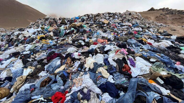 Tác động của quá trình sản xuất quần áo và vải đến môi trường và làm thế nào để mua sắm có đạo đức hơn