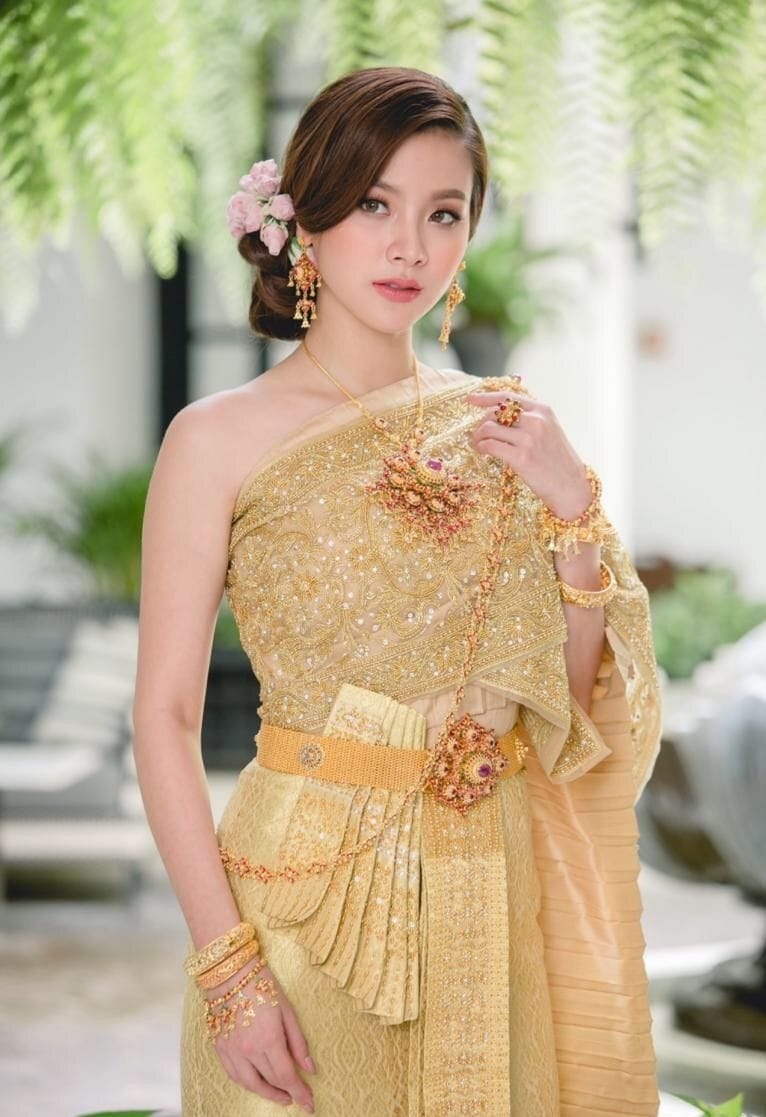 Ngắm người đẹp Thái trong trang phục truyền thống ở xứ sở chùa Vàng