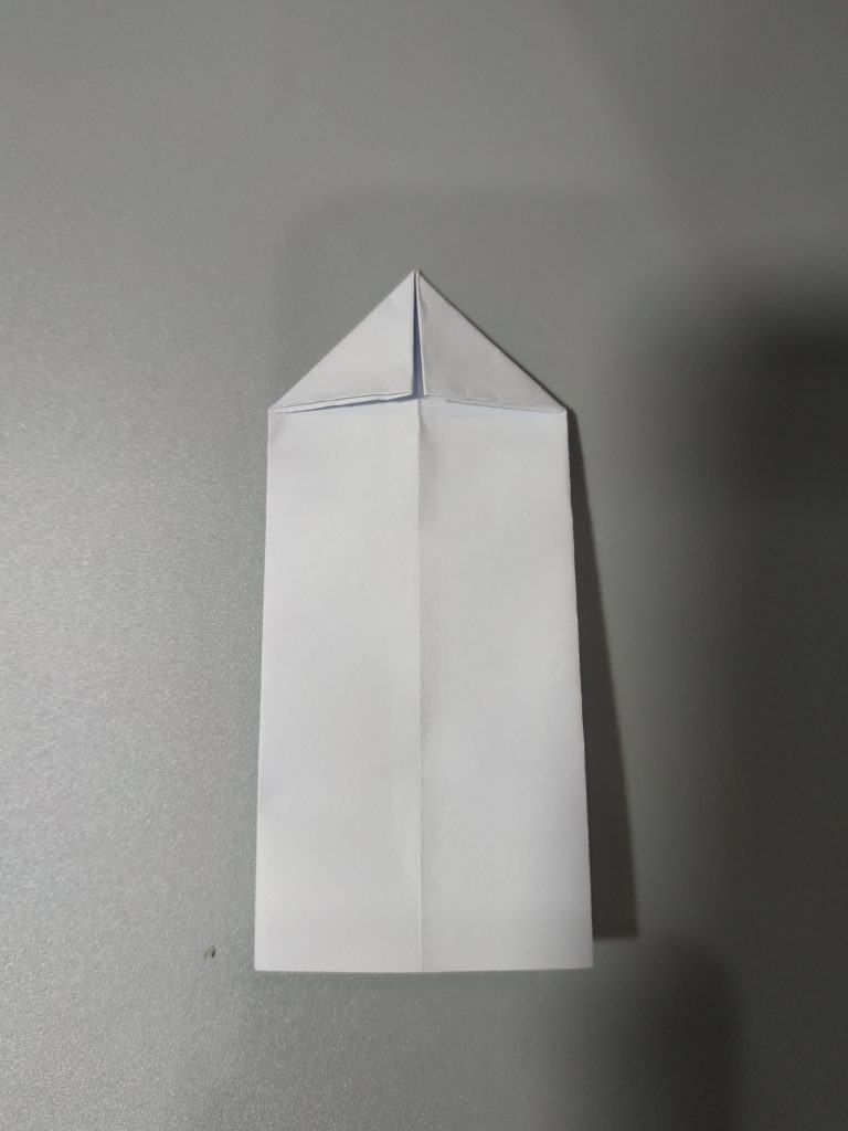 Tạo hai góc của hình tam giác trên đầu tờ giấy
