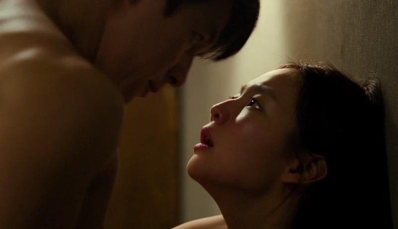 Tương tự là cảnh nóng giữa cậu học sinh Deok Yi (Esom thủ vai) và thầy giáo Hak Kyu (Jung Woo Sung thủ vai).