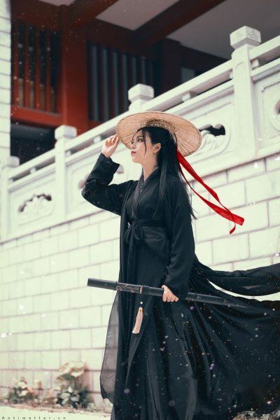 Hình ảnh một kiếm sĩ mặc trang phục truyền thống của Trung Quốc