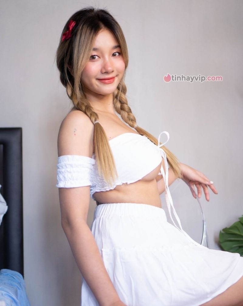                 Hot girl show hàng Irisadamsone