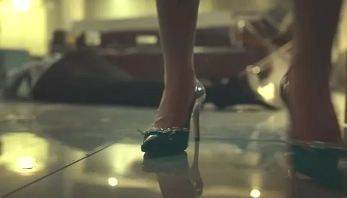 Cảnh Myeong Oh đứng yên với hình bóng quen thuộc với đôi giày cao gót màu xanh