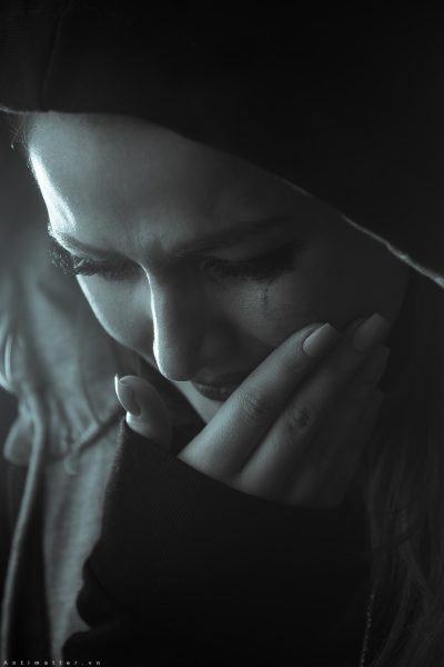 Hình ảnh buồn của một người phụ nữ cô đơn khóc