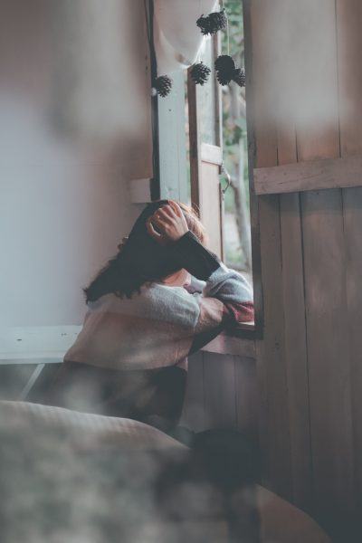 hình ảnh buồn của cô gái một mình dựa vào cửa sổ