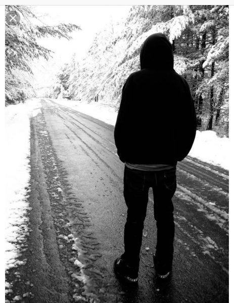 hình ảnh buồn của cậu bé một mình nhìn tuyết rơi