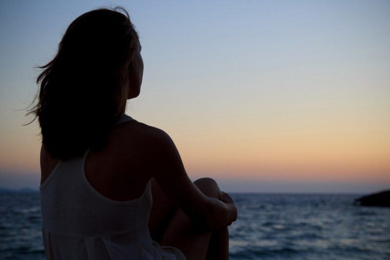 hình ảnh buồn của một cô gái một mình nhìn ra biển