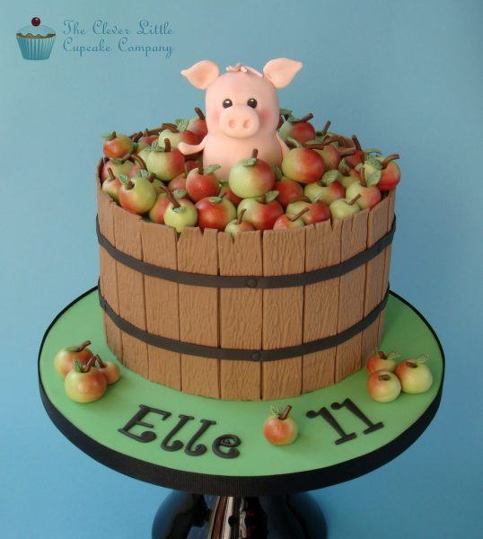 Bánh sinh nhật con lợn cho người sinh năm con lợn và thùng táo