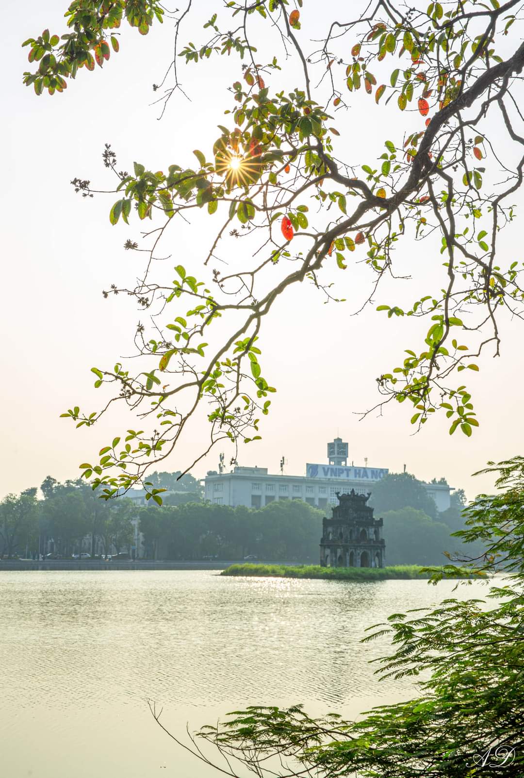 Hình ảnh Hồ Gươm với ánh nắng xuyên qua kẽ lá