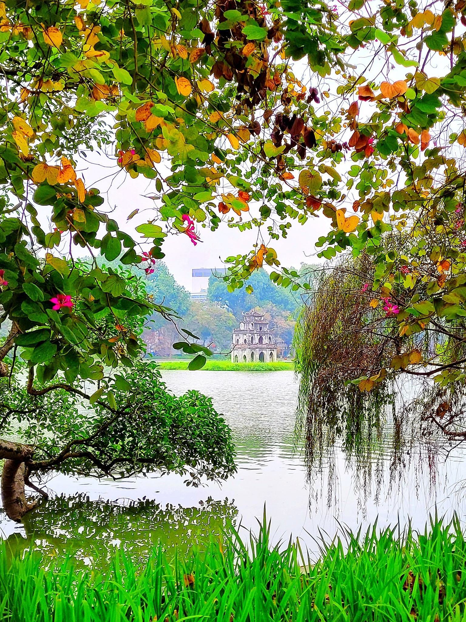 Hình ảnh Hồ Gươm xanh