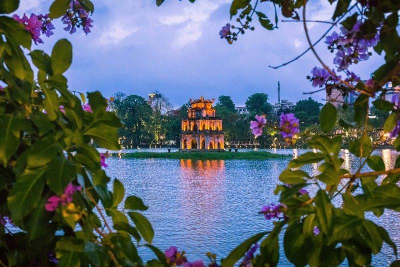 Hình ảnh Hồ Gươm với sắc tím hoa bằng lăng