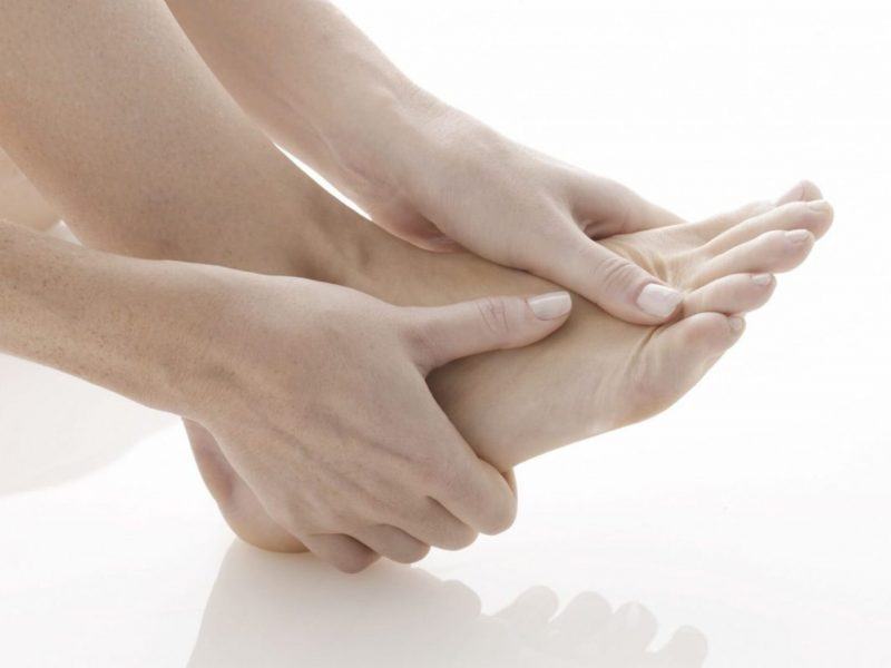 Hình ảnh đau chân ở nữ giới
