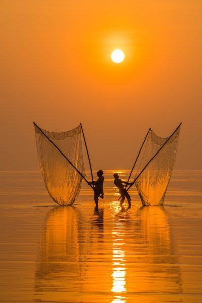 Hình ảnh của mặt trời với một ngư dân