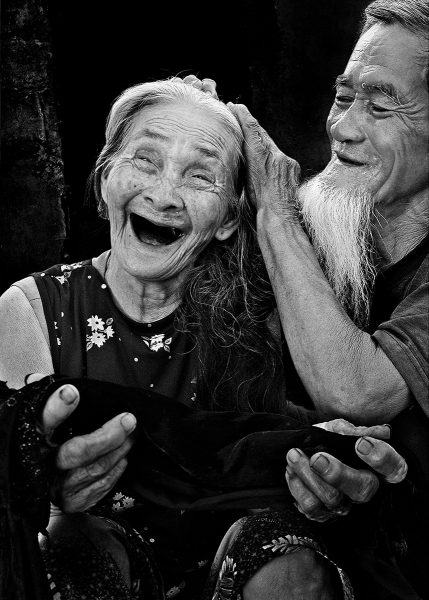 một hình ảnh của một bà già hạnh phúc