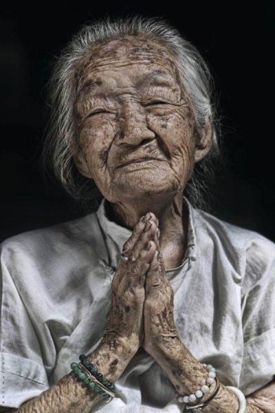 Một hình ảnh rất đẹp về bà lão vừa khóc vừa chờ con