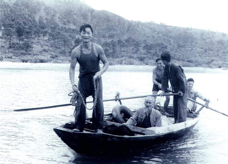Hình ảnh Bác Hồ trên thuyền đánh cá