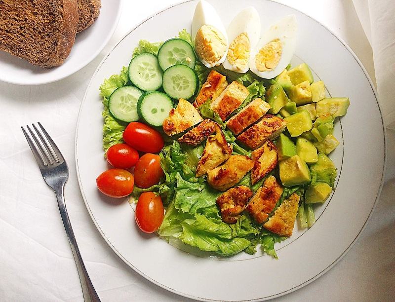 Salad ức gà nướng sốt mè 2