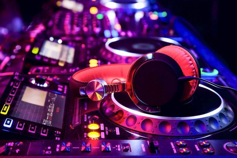 Hình ảnh Bàn DJ màu hồng