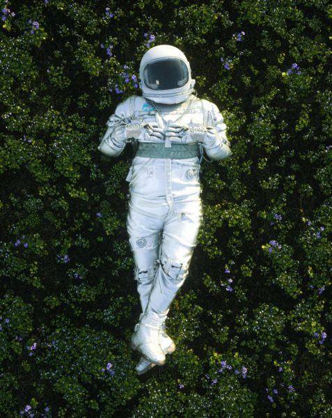 Hình ảnh một phi hành gia nằm trong vườn