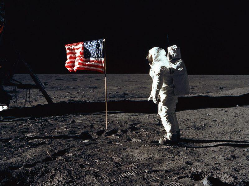 Hình ảnh phi hành gia cắm cờ Mỹ trên mặt trăng
