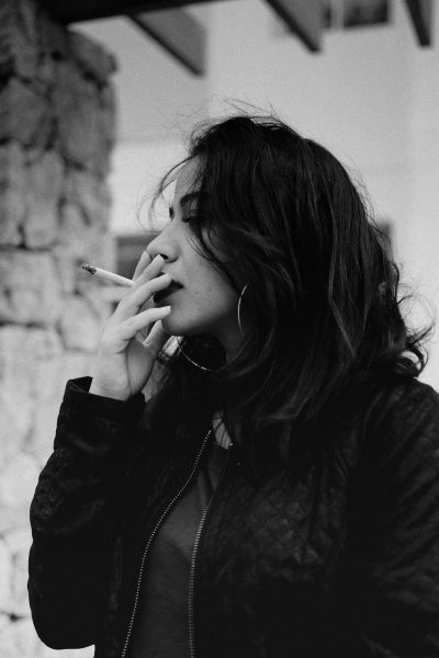 Hình ảnh đáng suy ngẫm về người phụ nữ hút thuốc buồn