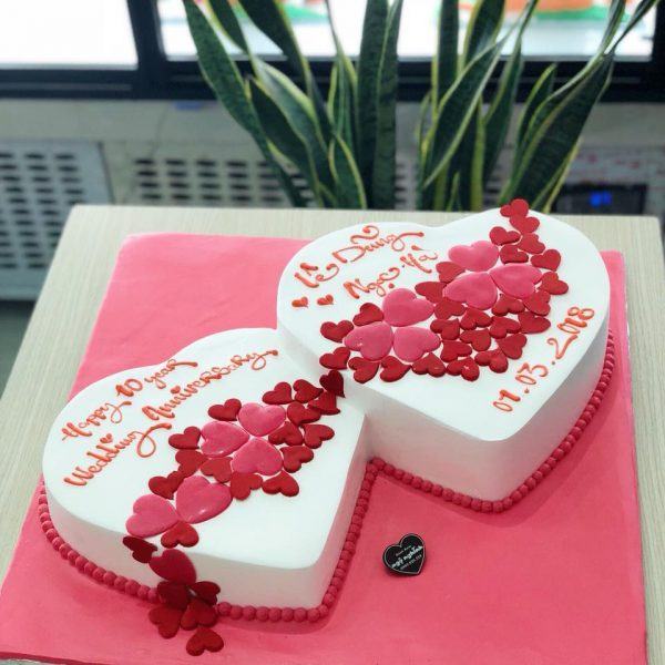 Một chiếc bánh sinh nhật hiện đại với một trái tim