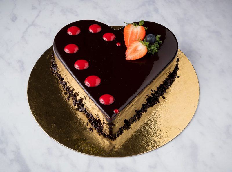 Một trái tim màu đen hình chiếc bánh sinh nhật