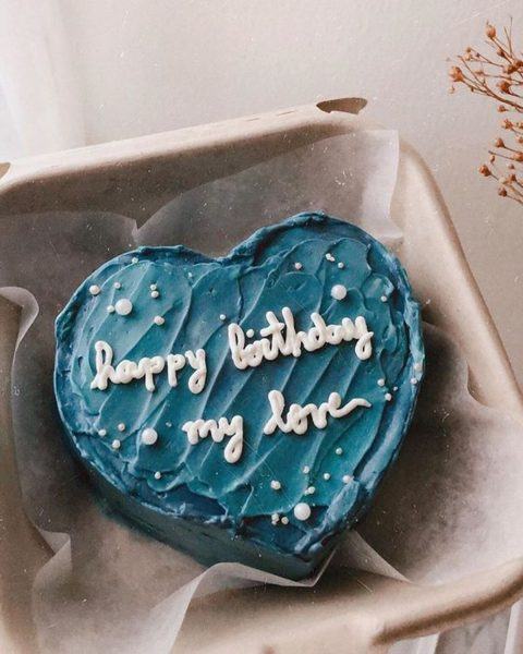 Bánh sinh nhật hình trái tim màu xanh nhạt