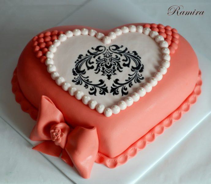 Một chiếc bánh sinh nhật hình trái tim