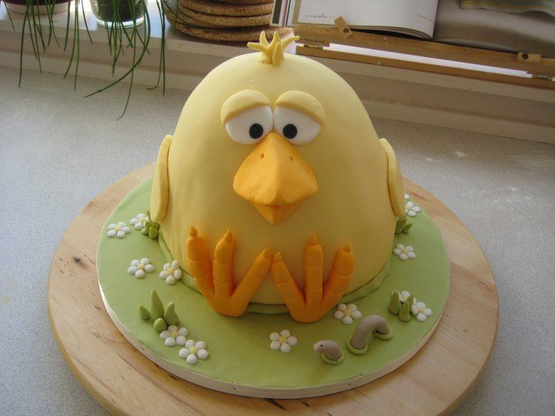 Bánh sinh nhật con gà cho người tuổi Dậu hài hước và thần sầu