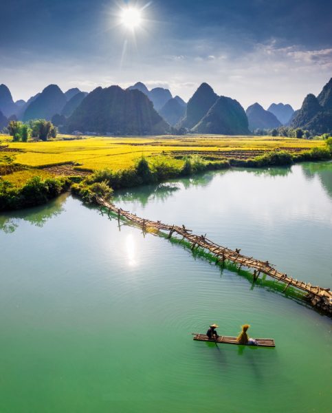 Hình ảnh làng quê Việt Nam chèo thuyền trên sông