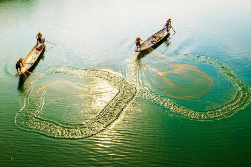 Hình ảnh dân làng Việt Nam kéo lưới đánh cá