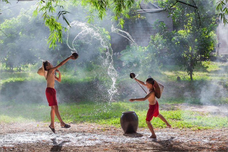 Bức tranh làng quê Việt Nam tuổi thơ nô đùa cùng nhau