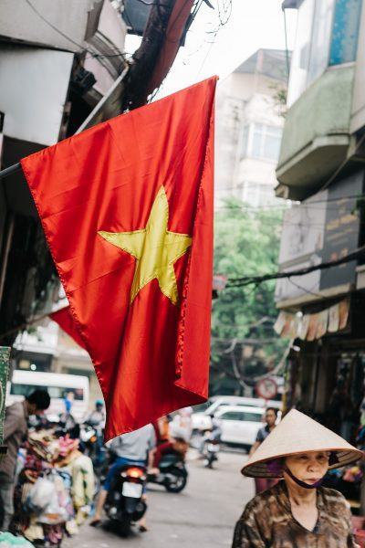 Hình ảnh quen thuộc của lá cờ đỏ sao vàng treo trước cửa nhà dân