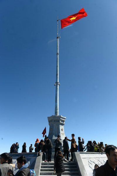 Hình ảnh lá cờ đỏ sao vàng trên đỉnh Phan Xi Păng