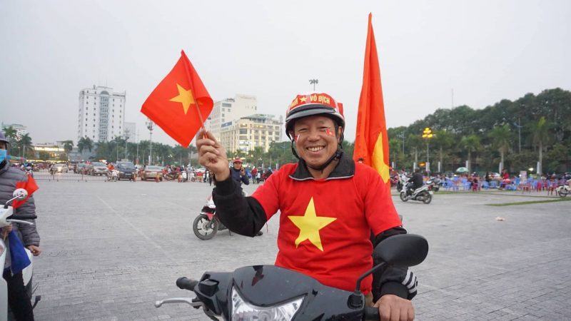 Hình ảnh đẹp lá cờ đỏ sao vàng trên tay người dân Việt Nam