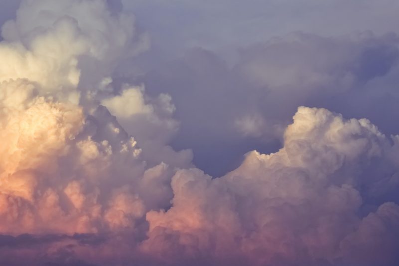 Hình ảnh đám mây bồng bềnh đổi màu