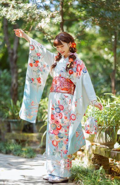 Kimono nữ màu xanh nhạt và trắng