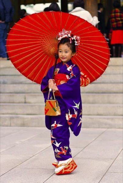 Hình ảnh cô gái mặc kimono màu xanh