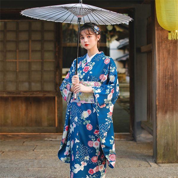 Hình ảnh của một bộ kimono màu xanh