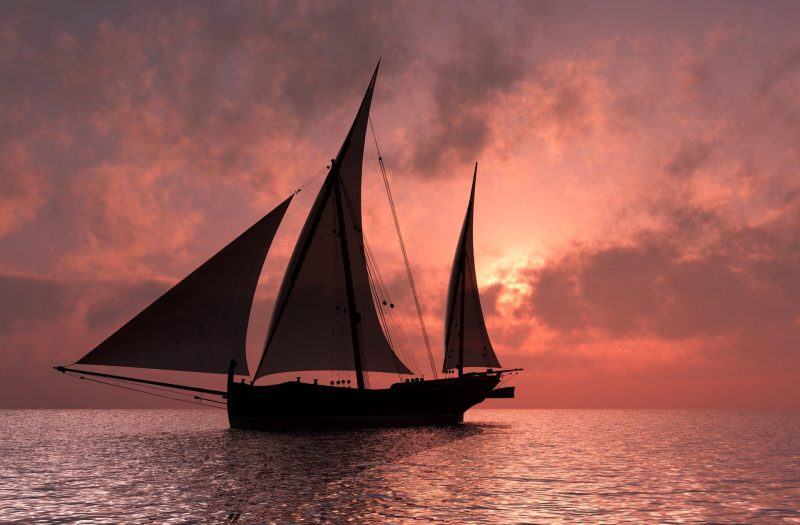 Hình ảnh con thuyền xuôi dòng khi mặt trời lặn