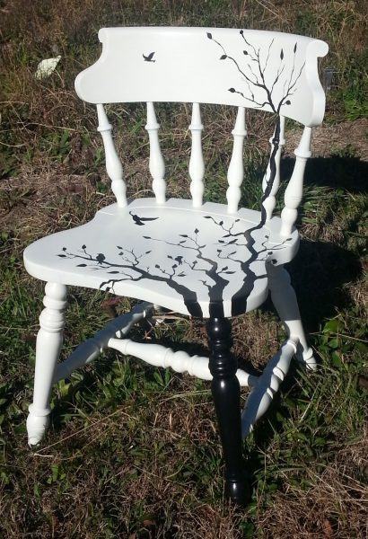 một chiếc ghế gỗ sơn trắng