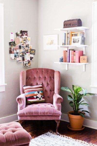 ví dụ về một chiếc ghế màu hồng cho một người phụ nữ