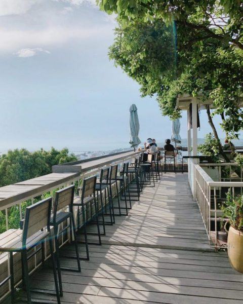 Hình ảnh đảo Phú Quốc với quán cà phê cổ điển
